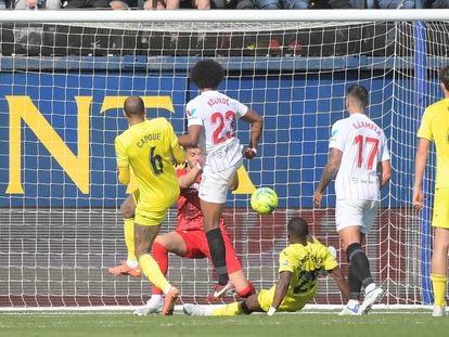 Koundé marca para el Sevilla en la última jugada del partido ante el Villarreal.