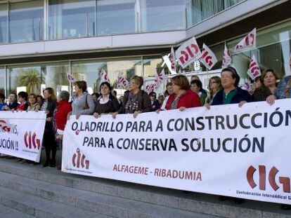 Empleados de la empresa conservera Alfageme de Vigo y Ribadumia durante una manifestaci&oacute;n