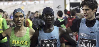 El keniano Leonard Komon (centro), el español Ayad Lamdassem (izda.)., y Roberto Aliaz (dcha.) los tres primeros en la San Silvestre Valleca.