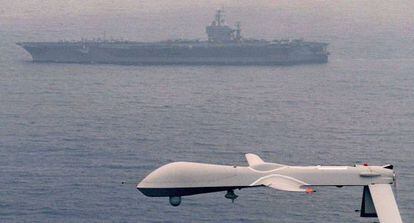 Un avi&oacute;n no tripulado de EE UU vuela junto al buque de la Armada estadounidense &quot;Carl Vinson&quot; en un lugar no determinado. 