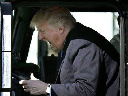 El presidente Donald Trump sentado al volante de un camión al atender su reunión con los representantes del transporte.