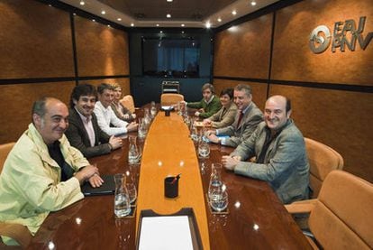 Reunión de los representantes de la coalición Bildu (a la izquierda) y del PNV, ayer en la sede de Sabin Etxea en Bilbao.