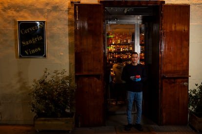 En la foto, el camarero del bar Covadonga, Christoper Rolón.