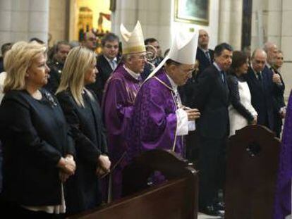 El arzobispo de Madrid, Carlos Osoro (centro izquierda), en un oficio religioso. 