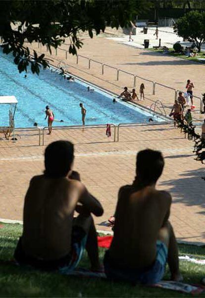 Dos chicos en la piscina municipal de La Elipa, en Madrid.