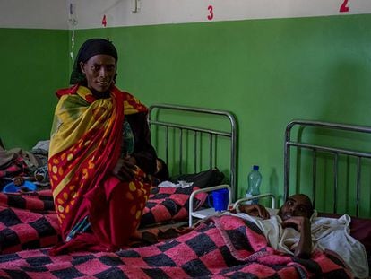 Un paciente recibe la visita de su esposa en el pabellón de tuberculosis del hospital rural de Gambo, en Etiopía, en diciembre de 2014.