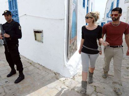 Una pareja de turistas pasea por Sidi Bou Said.