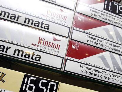 En la imagen, diversas marcas de tabaco con sus precios en un estanco de Las Palmas de Gran Canaria. 