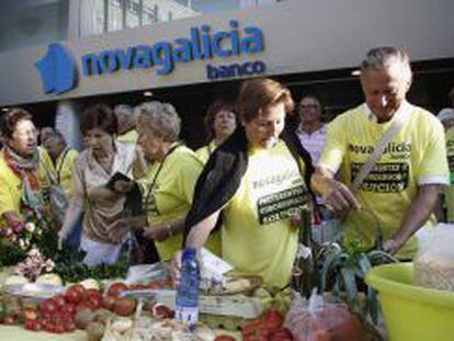 Afectados por las participaciones preferentes durante una protesta ante la sede central de Novagalicia Banco en Vigo. 