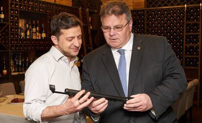 Volodímir Zelenski (izquierda) y el ministro de Exteriores de Lituania, Linas Linkevicius, el jueves en Kiev.