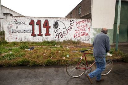 Grafiti de un grupo defensor de los DD HH en un muro de Olavarría