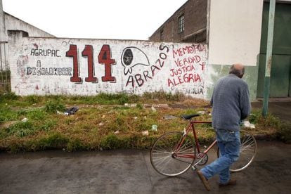 Grafiti de un grupo defensor de los DD HH en un muro de Olavarr&iacute;a