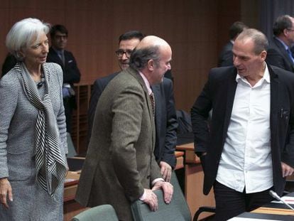 El ministro de Econom&iacute;a espa&ntilde;ol Luis de Guindos y el griego Yanis Varoufakis.