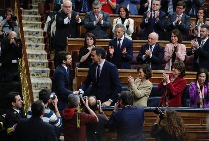 Pablo Casado felicita a Pedro Sánchez. 