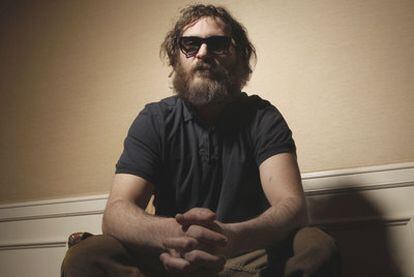 El actor estadounidense Joaquin Phoenix, en un fotograma de la película <i>I'm still here.</i>