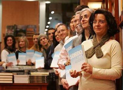 Los 13 autores del proyecto <i>Sordos ¡y qué!, </i> reunidos en Madrid para la presentación del libro en el que cuentan sus experiencias.