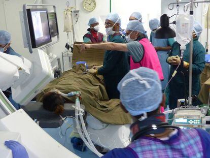 El cardiólogo Joaquim Miró, de rosa, supervisa la intervención de una menor en el Cardiac Center de Addis Abeba.