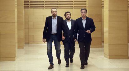 Juan Carlos Girauta, Miguel Guti&eacute;rrez e Ignacio Prendes, camino de la reuni&oacute;n.