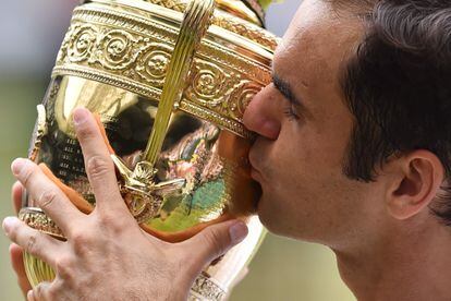 Federer besa el trofeo tras ganar al croata Marin Cilic, en la final de Wimbledon de 2017.