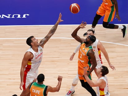 Willy Hernangómez Tries To Block Koné.