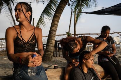 Samantha and Shirley, two Venezuelan trans women, work on the beach braiding other migrants.  They are looking to save to pay for the next step on their route to the United States.