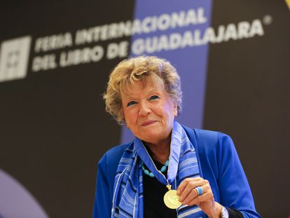 La novelista italiana Dacia Maraini posa con su medalla Carlos Fuentes, en la FIL de Guadalajara, el pasado 26 de noviembre.