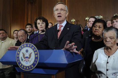 El líder de la mayoría demócrata en el Senado de EEUU, Harry Reid, habla en una rueda de prensa en el Capitolio.