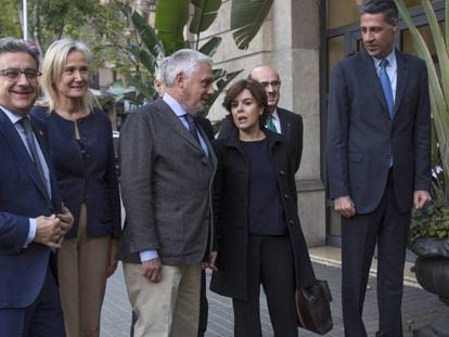 La vicepresidenta del Gobierno, Soraya Saenz de Santamar&iacute;a, durante un encuentro en Barcelona este martes con representantes de las asociociones de hosteleres y comerciantes.