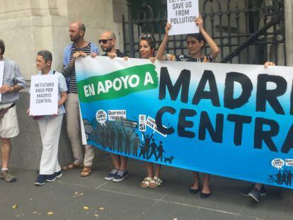 La plataforma en apoyo a Madrid Central a la entrada del Ayuntamiento.