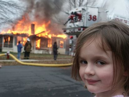 'Chica e incendio', una de las fotos meméticas más populares.