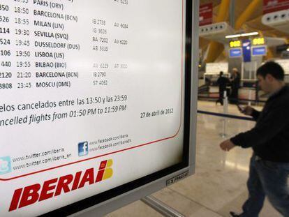 Un viajero observa los paneles de informaci&oacute;n de Barajas, en la T4.