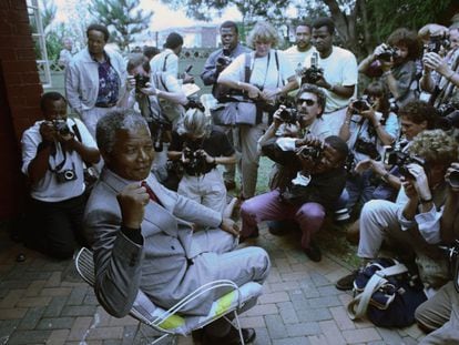 Nelson Mandela posa para la prensa tras ser liberado en 1990, después de pasar 27 años en prisión.