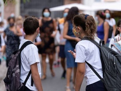 Dos niños se preparan para entrar a clase en el colegio Isabel la Católica, en Santa Cruz de Tenerife en septiembre.