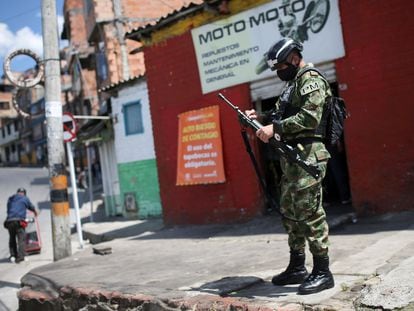 Un policía militar en las calles de Bogotá.