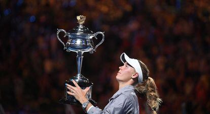 Wozniacki levanta el trofeo de campeona en Melbourne.