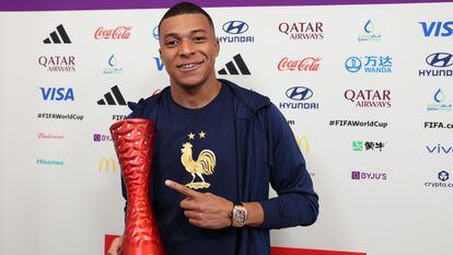 AL WAKRAH, QATAR - NOVEMBER 22: Kylian Mbappe of France poses with the Budweiser Player of the Match Trophy following the FIFA World Cup Qatar 2022 Group D match between France and Australia at Al Janoub Stadium on November 22, 2022 in Al Wakrah, Qatar. (Photo by Mark Metcalfe - FIFA/FIFA via Getty Images)