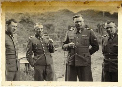 Rudolf Höss, segon per l'esquerra, a Auschwitz.
