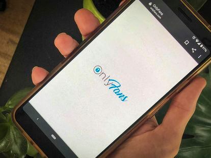 Una persona utiliza la aplicación de Onlyfans, en una imagen de archivo.