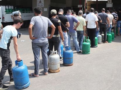 Cola para recargar bombonas de gas, el lunes en una gasolinera de Beirut.