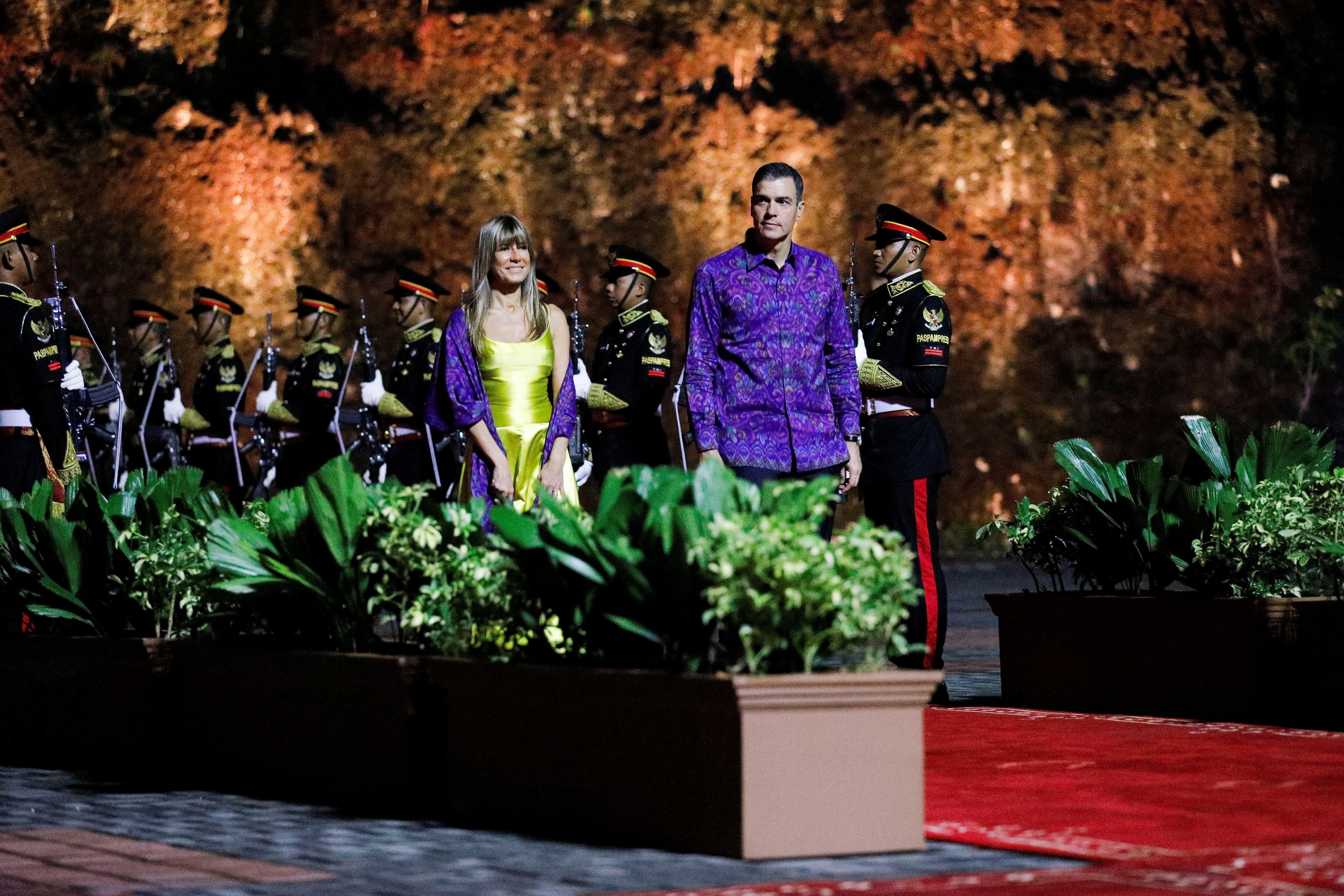 El presidente del Gobierno español, Pedro Sánchez, y su esposa, María Begoña Gómez Fernández, llegan a la cena de bienvenida durante la cumbre de líderes del G-20, que se celebra este martes y miércoles en la isla indonesia de Bali.
