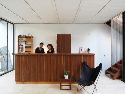 Los arquitectos Nicolás Tovo y Teresa Sarmiento,
en la cocina de su casa, abierta al comedor y al salón y situada entre el jardín y el patio de la vivienda. 