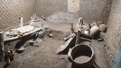 A photo handout on November 6, 2021 by the Pompeii Archaeological Parkp shows "The room of Slaves", an exceptionally well-preserved room for the slaves who worked in Villa Civita Giuliana in Pompeii, a villa where a ceremonial chariot and a stable with a harnessed horses were earlier unearthed. - Pompeii archaeologists said on November 6, 2021 they have unearthed the remains of a "slave room" in an exceptionally rare find at a Roman villa destroyed by Mount Vesuvius' eruption nearly 2,000 years ago. The little room with three beds, a chamber pot and a wooden chest was discovered during a dig at the villa of Civita Giuliana, a suburban villa just a few hundred metres from the rest of the ancient city. (Photo by Handout / POMPEI ARCHAEOLOGICAL PARK / AFP) / RESTRICTED TO EDITORIAL USE - MANDATORY CREDIT "AFP PHOTO / POMPEII ARCHAEOLOGICAL PARK / HANDOUT" - NO MARKETING - NO ADVERTISING CAMPAIGNS - DISTRIBUTED AS A SERVICE TO CLIENTS