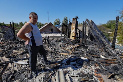 Un hombre observa este domingo los restos de su casa destruida en Donetsk por los combates entre las tropas rusas y ucranias.