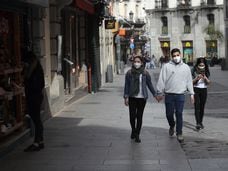 Varias personas protegidas con máscaras, en el centro de Madrid.