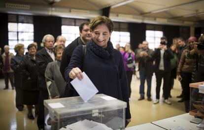 La alcaldesa de Barcelona, Ada Colau, vota para las elecciones generales del 20D, en el centro cívico 'La Sedeta' de Barcelona.