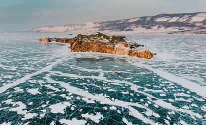 El lago Baikal, el más profundo del mundo (con más de 1.600 metros de fondo) aún se congela en invierno. Ubicado al sur de Siberia y cerca de la frontera con Mongolia, en la remota Rusia oriental, una de las excursiones más habituales en el lago (desde Irkutsk) conduce hasta la isla Oljón (la más grande del Baikal) y a la Roca de Chamán (Shamanka). Y también permite deslizarse por su helada superficie hasta el cercano islote Ostrov Ol’trek (en la foto).