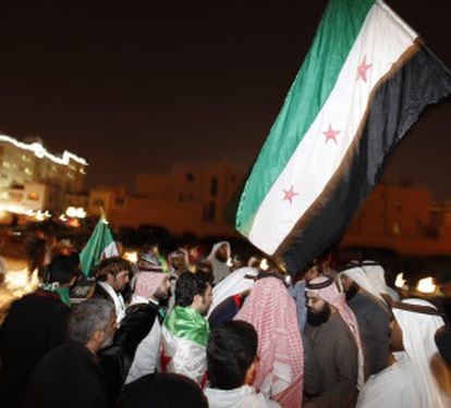 Sirios residentes en Baréin se manifiestan frente a la embajada siria en Manamá, Baréin.