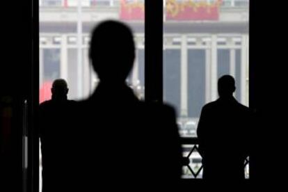 Agentes de seguridad en el Gran Salón del Pueblo, donde se reúne la Asamblea Popular Nacional china.