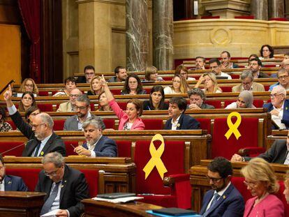 El presidente catalán, Quim Torra, consulta el pasado jueves unos papeles en el Parlament. En vídeo, el Gobierno impugnará las resoluciones del Parlament.