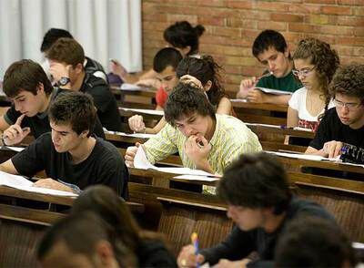 Un grupo de alumnos hacen la prueba de Selectividad, ayer en la facultad de Económicas de la Universidad de Barcelona.